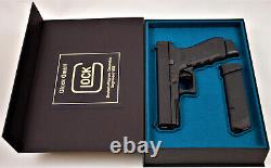 PISTOL GUN PRESENTATION CUSTOM DISPLAY CASE BOX for GLOCK 17 cal. 9 mm + 2 ammo